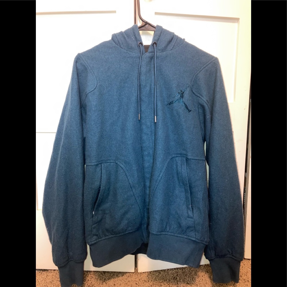 Vintage jordan bomber varsity jacket, great condition, super cute, bluish color!